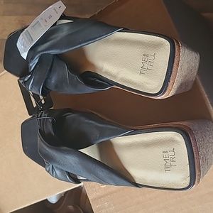 Black sandles